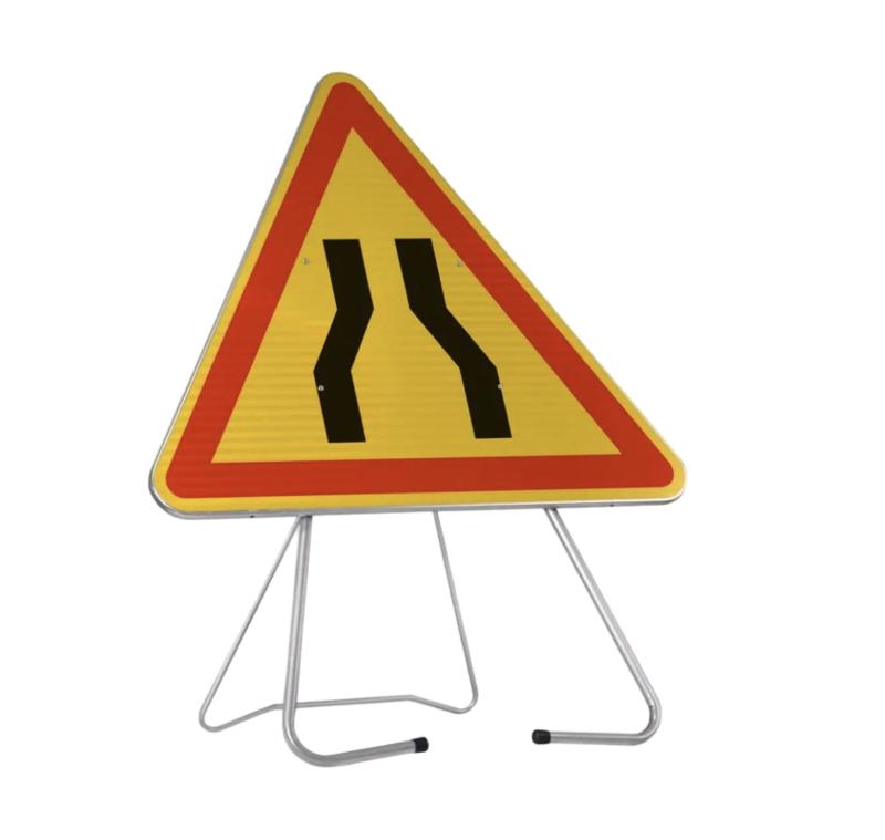 Panneau Danger Chaussée Rétrécie sur Pied Solidaire – AK3